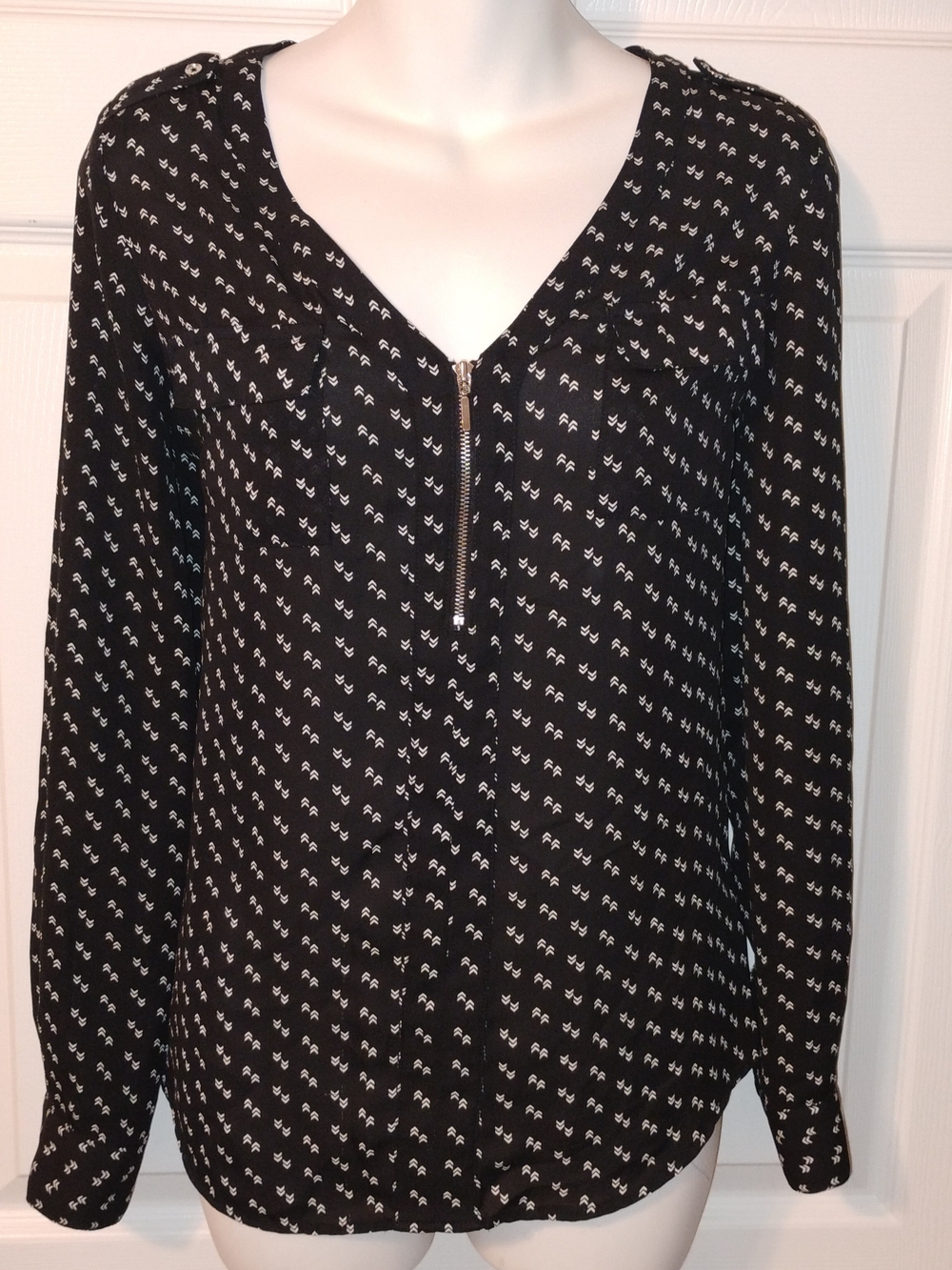 Candie's Black Long-Sleeve V-Neck Zip Blouse with White Print